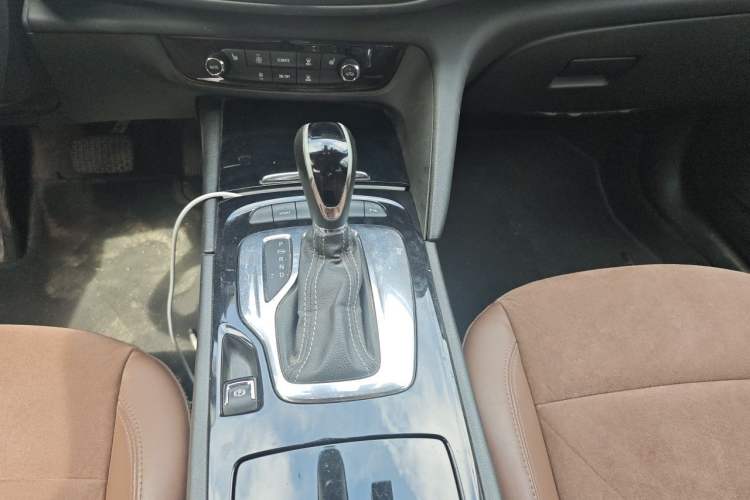 Used Buick Regal 2019 20T Elite Version China VI Standard Gear Lever