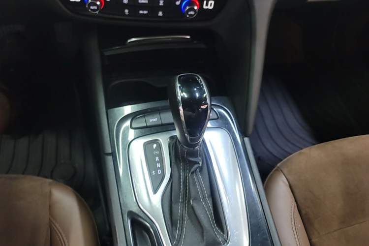 Used Buick Regal 2019 20T Elite Version China VI Standard Gear Lever