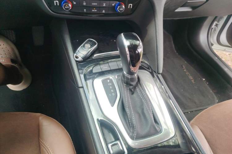 Used Buick Regal 2019 20T Elite Version China VI Standard Gear Lever
