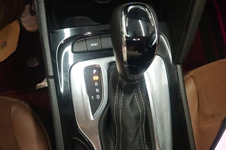 Used Buick Regal 2019 20T Elite Version China VI Standard Gear Lever