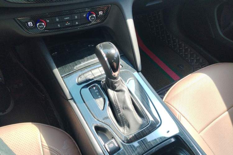 Used Buick Regal 2019 20T Elite Version China VI Standard Gear Lever