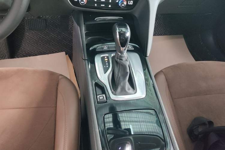 Used Buick Regal 2019 20T Elite Version China VI Standard Gear Lever