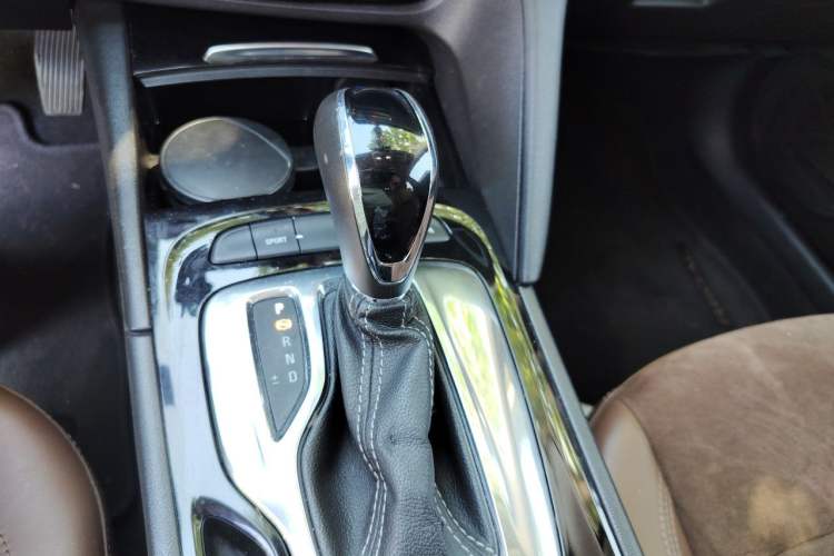 Used Buick Regal 2019 20T Elite Version China VI Standard Gear Lever