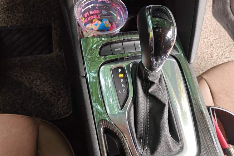 Used Buick Regal 2019 20T Elite Version China VI Standard Gear Lever