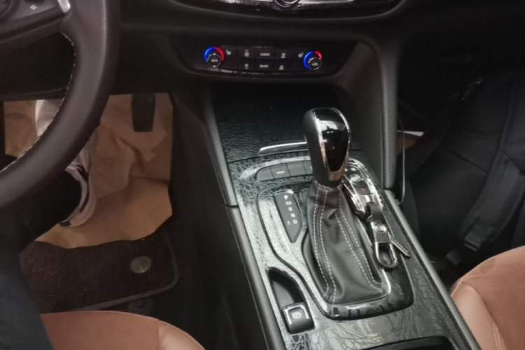Used Buick Regal 2019 20T Elite Version China VI Standard Gear Lever