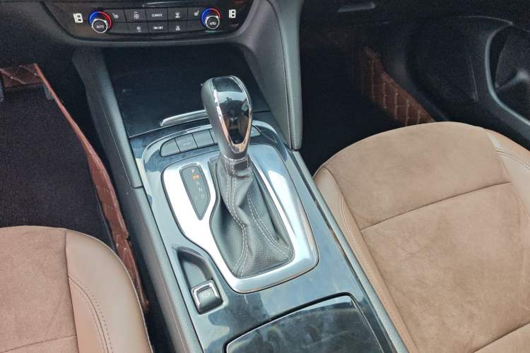 Used Buick Regal 2019 Revised 20T Luxury Version China VI Standard Gear Lever