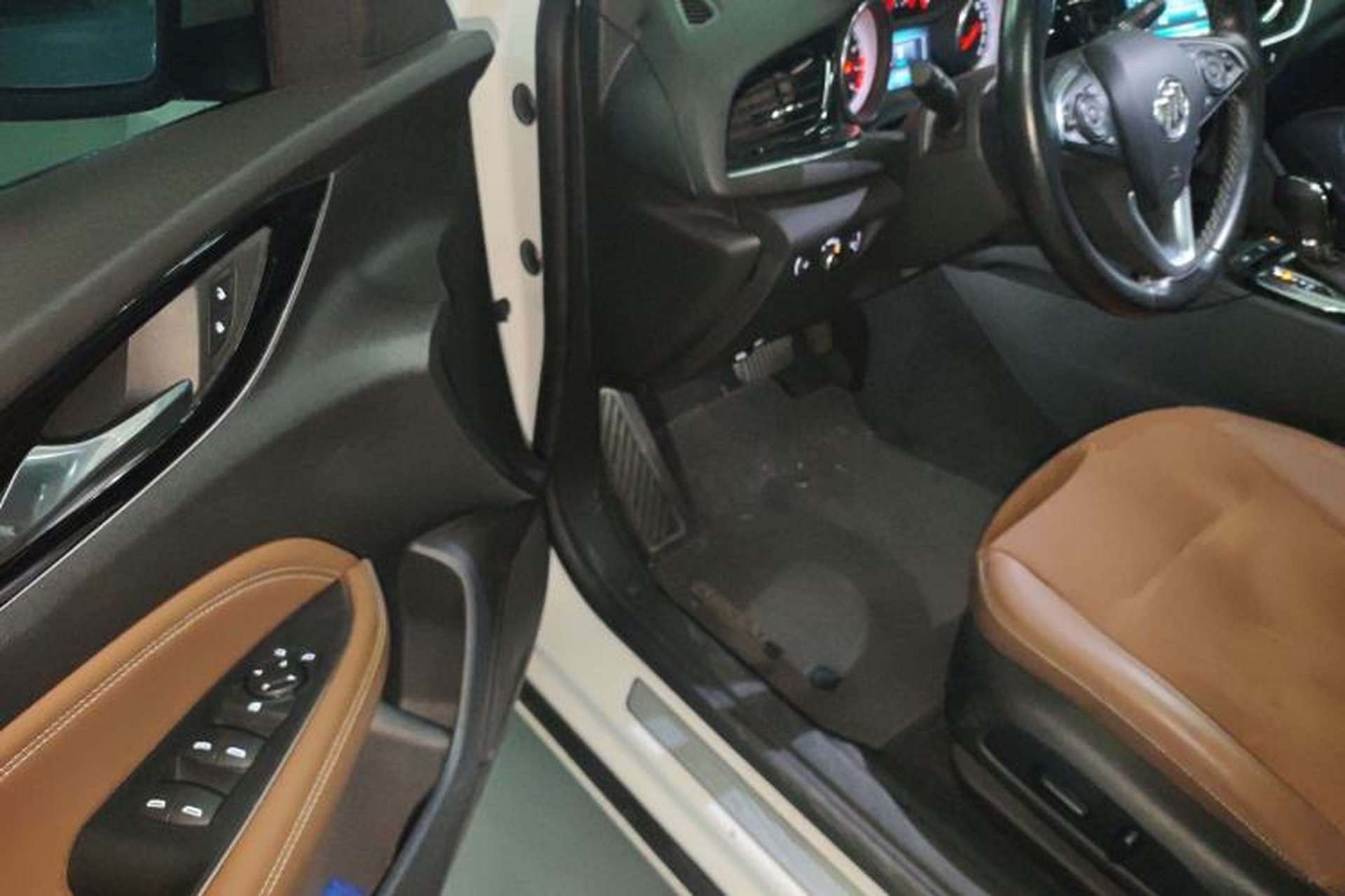 Used Buick Regal 2019 20T Elite Version China VI Standard Interior 3