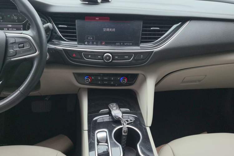 Used Buick Regal 2020 552T Elite Edition Audio And AC Panel