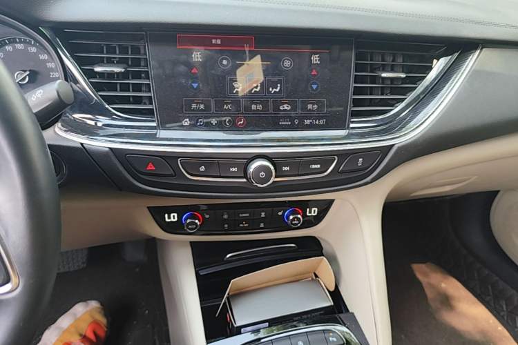 Used Buick Regal 2020 552T Elite Edition Audio And AC Panel