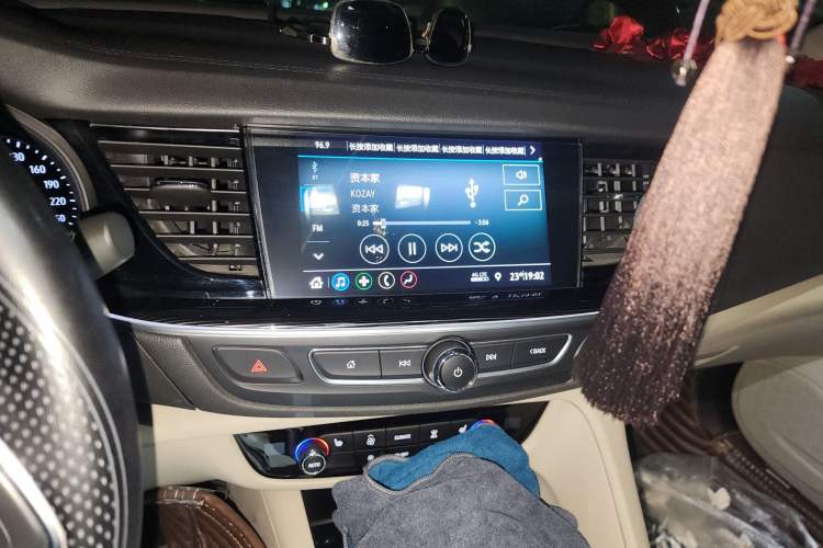 Used Buick Regal 2020 552T Elite Edition Audio And AC Panel