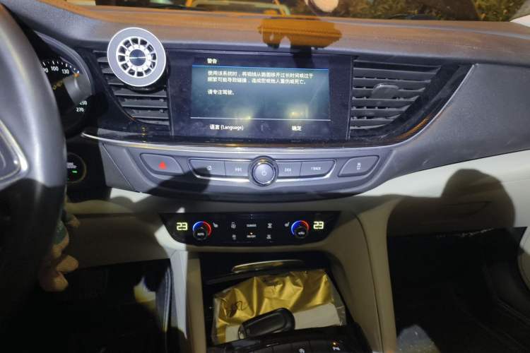 Used Buick Regal 2020 552T Elite Edition Audio And AC Panel