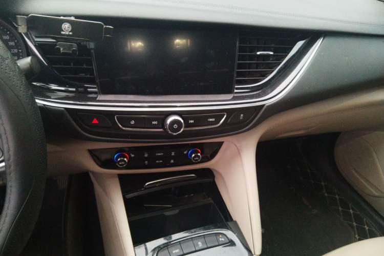 Used Buick Regal 2020 552T Elite Edition Audio And AC Panel