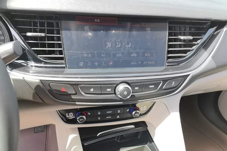 Used Buick Regal 2020 552T Elite Edition Audio And AC Panel
