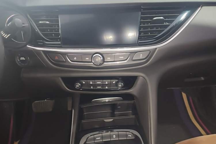 Used Buick Regal 2020 552T Luxury Version Audio And AC Panel