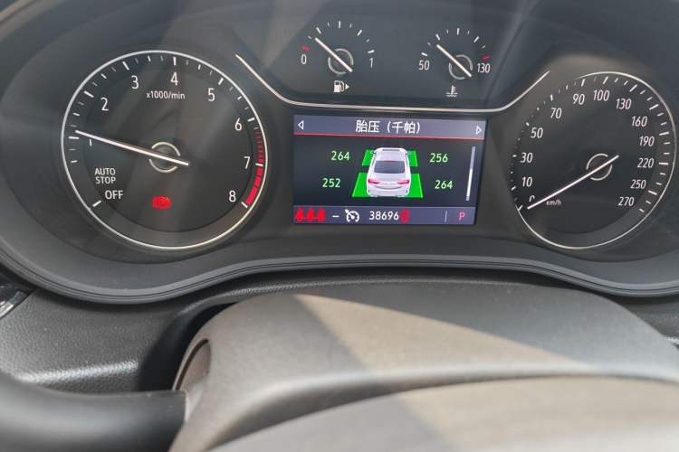 Used Buick Regal 2020 552T Elite Edition Odometer Close Up