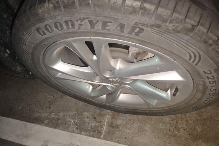 Used Buick Regal 2020 552T Elite Edition Right Front Wheel Hub