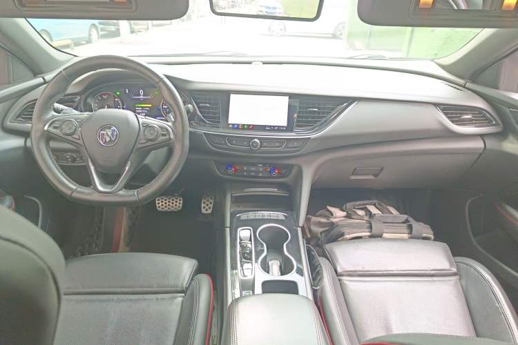 Used Buick Regal 2020 GS 28T Elite Model Center Console