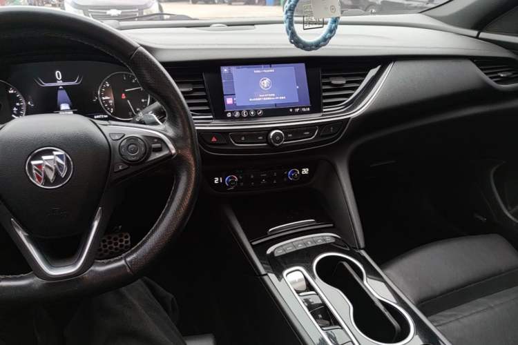 Used Buick Regal 2020 GS 28T Prestige Model Center Console