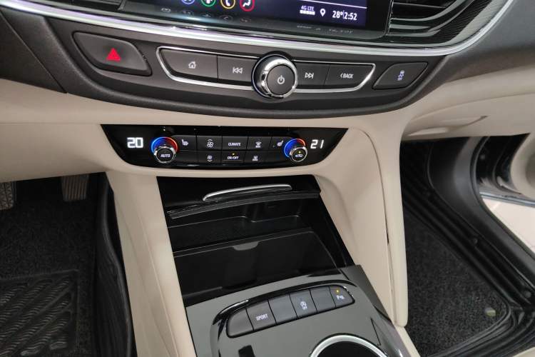 Used Buick Regal 2020 552T Elite Edition Audio And AC Panel