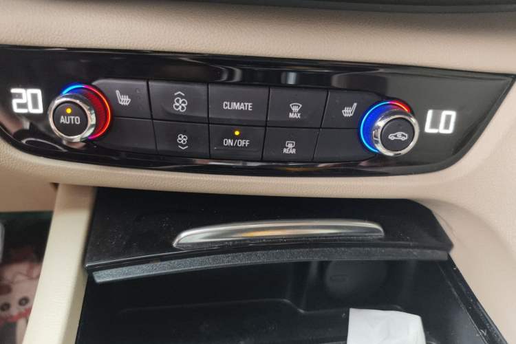 Used Buick Regal 2020 552T Elite Edition Audio And AC Panel