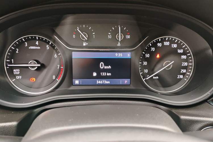 Used Buick Regal 2020 552T Elite Edition Odometer Close Up