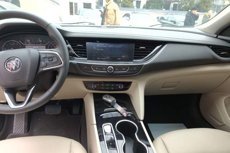 Used Buick Regal 2020 552T Elite Edition Audio And AC Panel