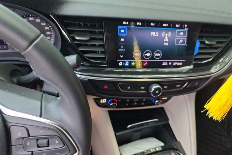 Used Buick Regal 2020 552T Elite Edition Audio And AC Panel