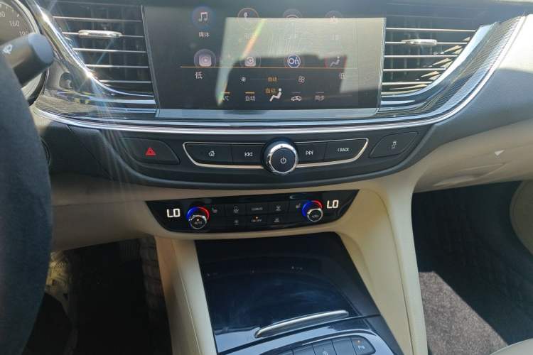 Used Buick Regal 2020 552T Elite Edition Audio And AC Panel