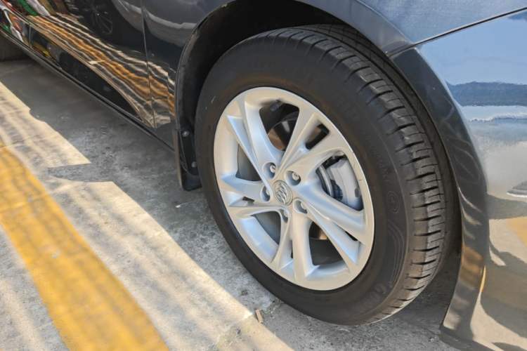 Used Buick Regal 2020 552T Elite Edition Right Front Wheel Hub