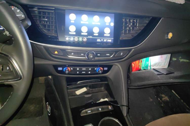 Used Buick Regal 2020 552T Luxury Version Audio And AC Panel
