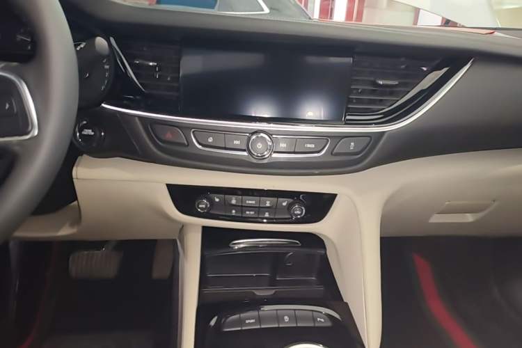 Used Buick Regal 2020 552T Elite Edition Audio And AC Panel
