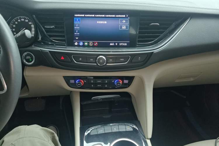 Used Buick Regal 2020 552T Elite Edition Audio And AC Panel
