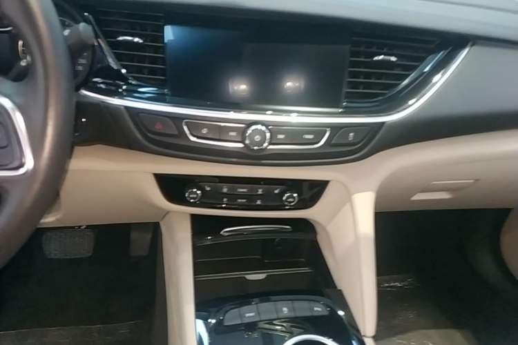 Used Buick Regal 2020 552T Elite Edition Audio And AC Panel