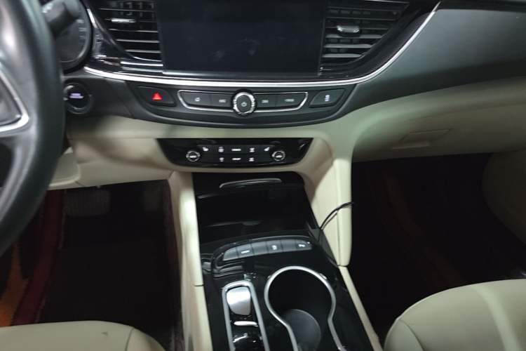 Used Buick Regal 2020 552T Elite Edition Audio And AC Panel