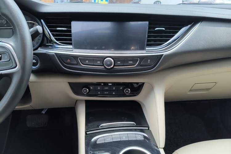 Used Buick Regal 2020 552T Elite Edition Audio And AC Panel