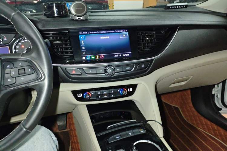 Used Buick Regal 2020 552T Elite Edition Audio And AC Panel