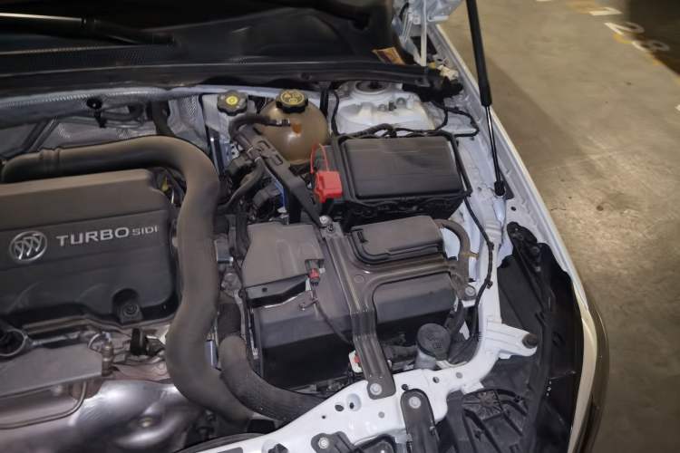 Used Buick Regal 2020 552T Luxury Version Engine Bay Left