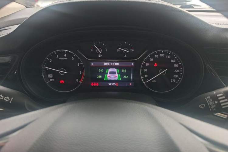 Used Buick Regal 2020 552T Elite Edition Odometer Close Up