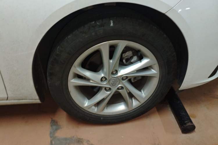Used Buick Regal 2020 552T Elite Edition Right Front Wheel Hub