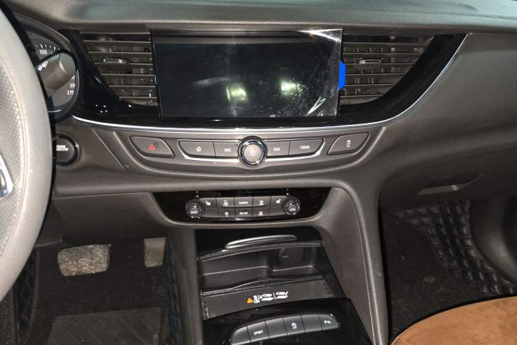 Used Buick Regal 2022 552T Smart Edition Audio And AC Panel