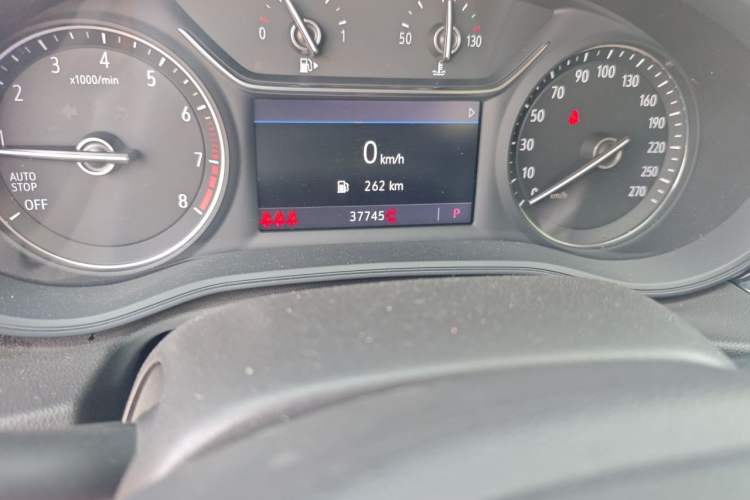 Used Buick Regal 2022 552T Smart Edition Odometer Close Up