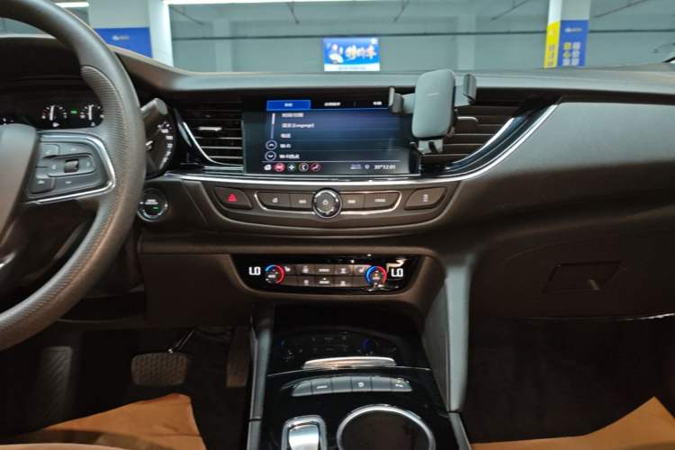 Used Buick Regal 2022 552T Smart Edition Audio And AC Panel