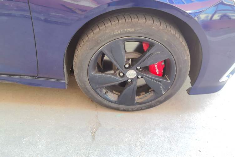 Used Buick Regal 2023 GS Prestige Model Right Front Wheel Hub