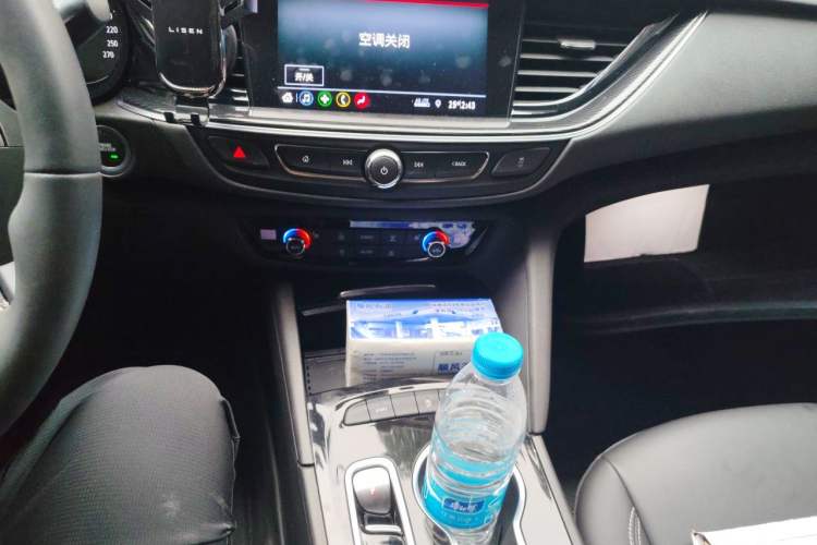 Used Buick Regal 2024 25T Deluxe Edition Audio And AC Panel