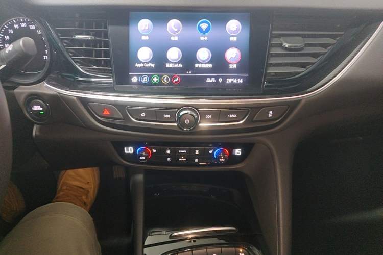 Used Buick Regal 2024 25T Deluxe Edition Audio And AC Panel