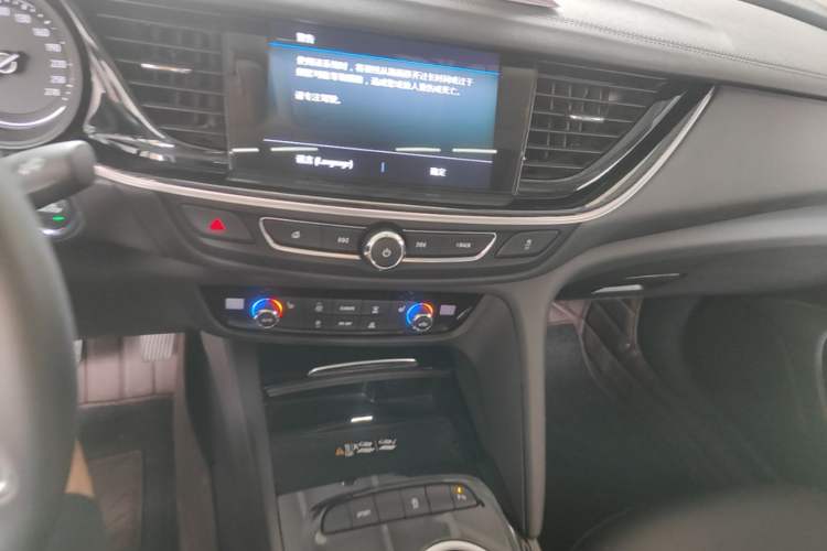 Used Buick Regal 2024 25T Deluxe Edition Audio And AC Panel