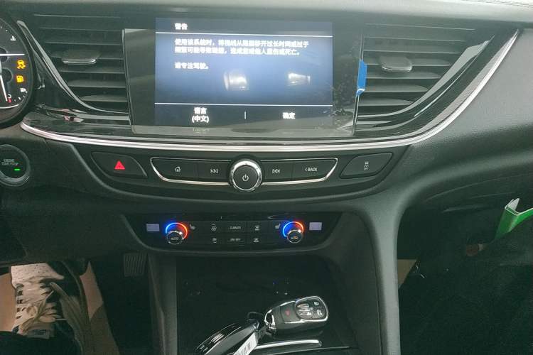Used Buick Regal 2024 28T Luxury Edition Audio And AC Panel