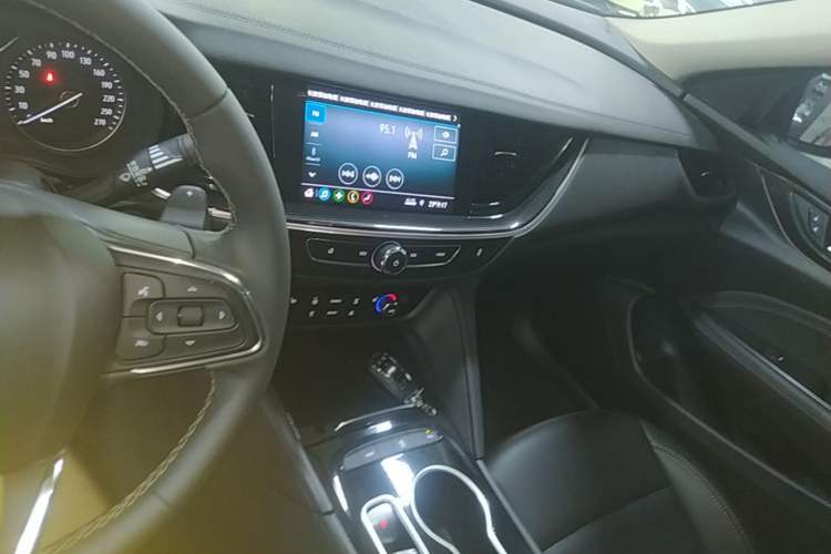 Used Buick Regal 2024 25T Deluxe Edition Audio And AC Panel