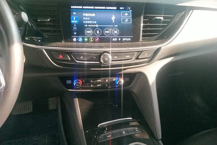 Used Buick Regal 2024 25T Deluxe Edition Audio And AC Panel
