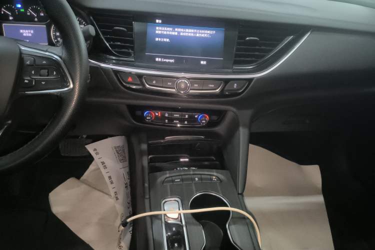 Used Buick Regal 2024 25T Deluxe Edition Audio And AC Panel